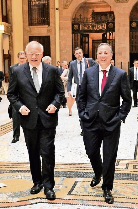 Johann Schneider-Amann, presidente de la Confederación Suiza, y José Antonio Meade, secretario de Hacienda, tras su reunión en Palacio Nacional (CORTESÍA)