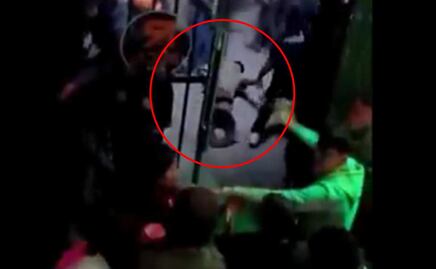 VIDEO: Tras golpiza en un bar, seguridad lo abandona en un terreno baldío en Zacatelco, Tlaxcala