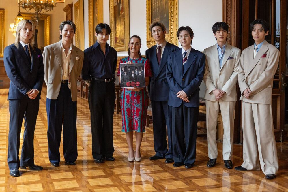 RM, Jin, SUGA, J-Hope, Jimin, V y Jungkook visitaron Palacio Nacional junto a la presidenta Claudia Sheinbaum, desatando la locura total de ARMY en el Zócalo capitalino. Foto: Claudia Sheinbaum