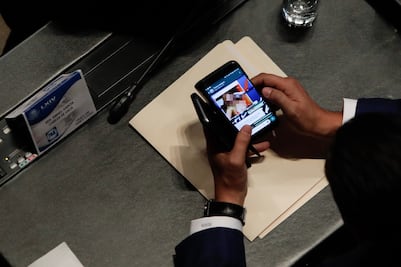 Senado analizará caso de senador fotografiado en chat sexual
