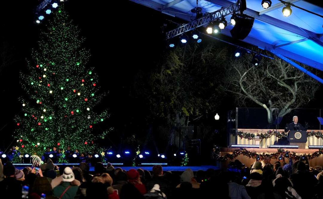 El presidente Joe Biden y la vicepresidenta Kamala Harris participaron en el encendido del árbol de Navidad de la Casa Blanca, un abeto de casi 6 metros proveniente de Carolina del Norte este 5 de diciembre del 2024. Foto: AP