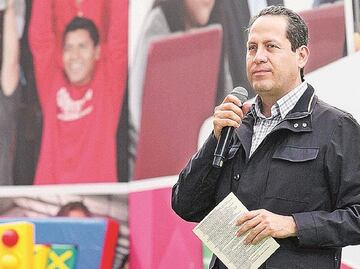 Entrega Edomex apoyos a damnificados por explosión en Tultepec