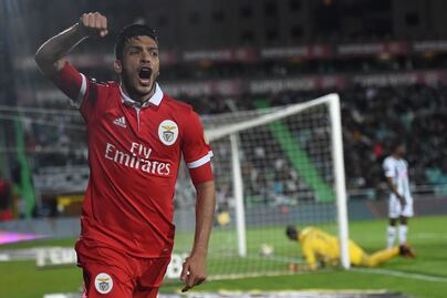 Doblete de Raúl Jiménez le da la victoria al Benfica