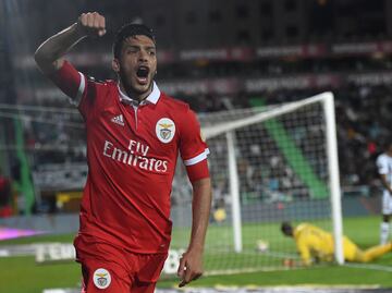 Doblete de Raúl Jiménez le da la victoria al Benfica