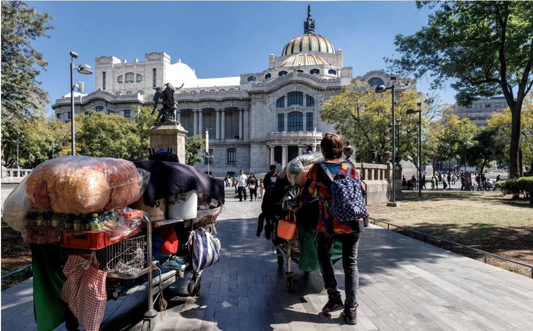 Alrededor de 80 vendedores ambulantes que estuvieron fuera de la Alameda Central durante 15 días regresaron al parque público. Rafael García/EL UNIVERSAL