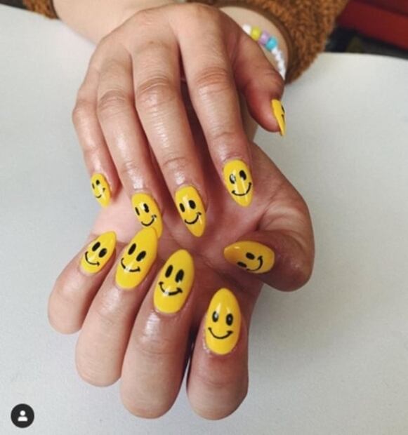 Nail art con caritas felices, la tendencia para alegrarte el día