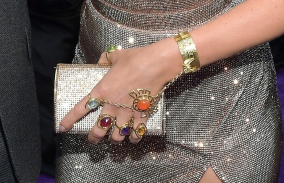 Scarlett Johansson impacta con vestido dorado y joyería de Thanos en la premier de Avengers: Endgame