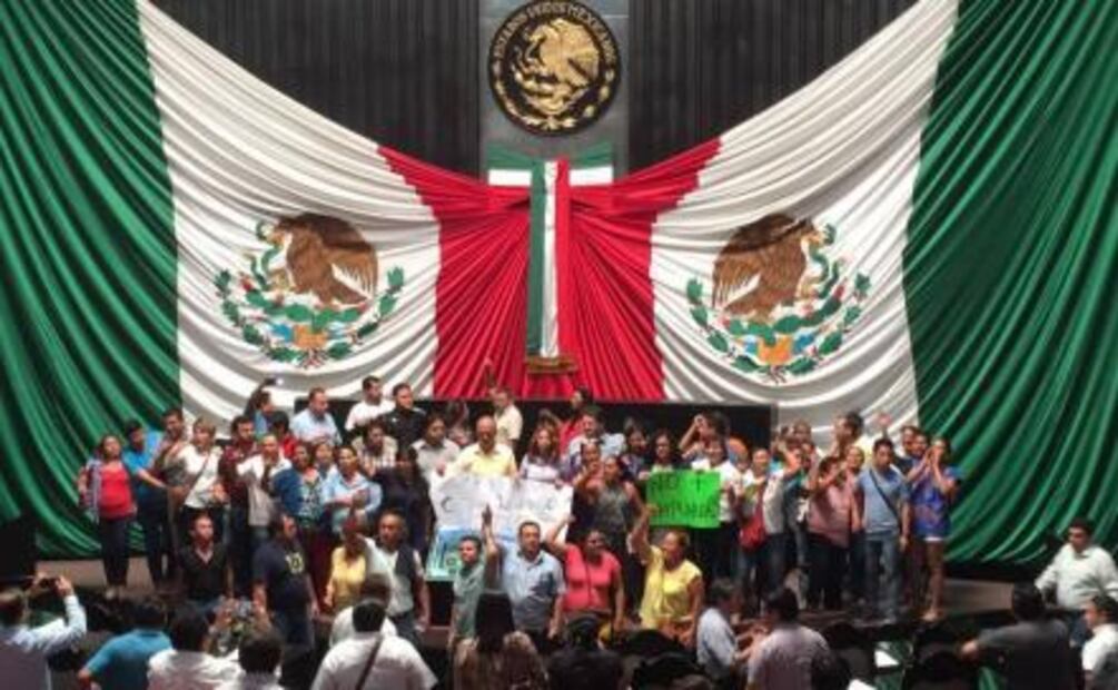 Policía repele a manifestantes en Congreso de QRoo