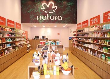Natura mantiene negociaciones para posible venta de Avon fuera de Latinoamérica; también evalúa asociación o escisión