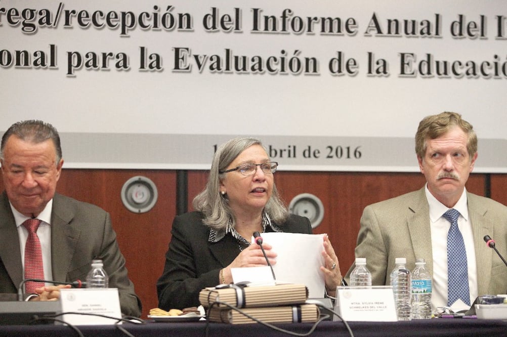 El senador Daniel Amador, Sylvia Schmelkes, presidenta del INEE, y el legislador Juan Carlos Romero Hicks, durante el informe (LUCÍA GODÍNEZ. EL UNIVERSAL)