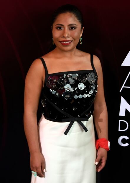 Yalitza Aparicio brilla con vestido bicolor en los premios Ariel
