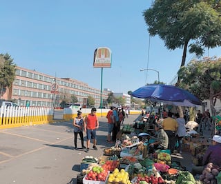 Locatarios del mercado de San Cosme ofertan víveres en la calle tras incendio