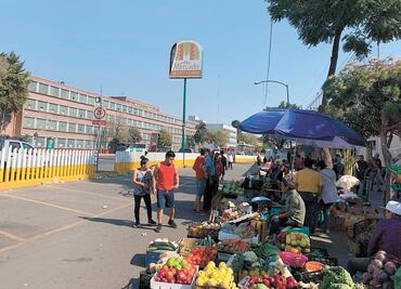 Locatarios del mercado de San Cosme ofertan víveres en la calle tras incendio