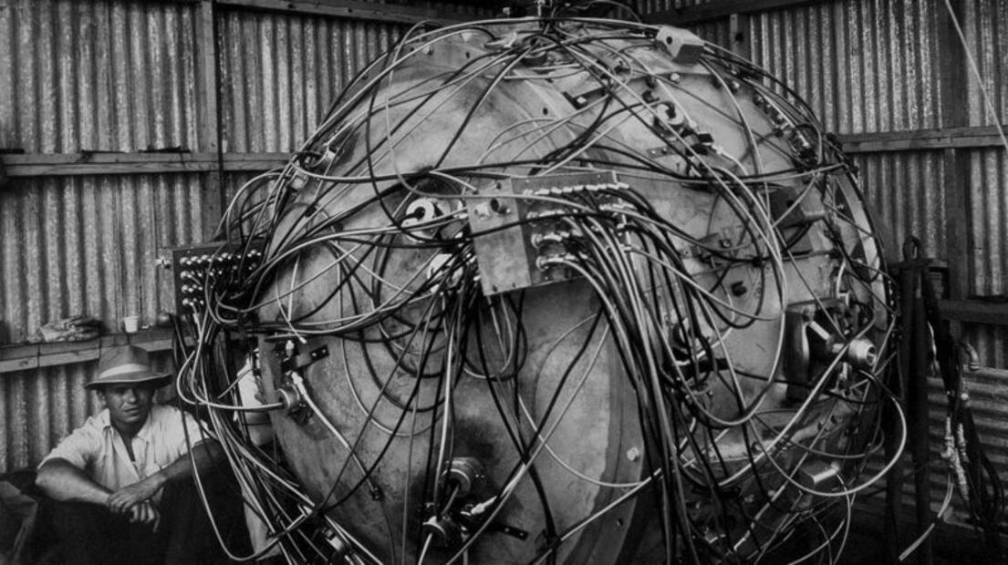 Oppenheimer y su equipo desarrollaron la primera bomba atómica