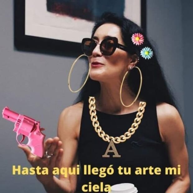 Los memes a Avelina Lésper por obra rota de Gabriel Rico