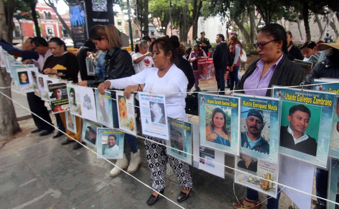 Integrantes y familiares del Colectivo Voz de los Desaparecidos instalaron en el Zócalo Poblano el Árbol de la Esperanza en memoria de familiares víctima de desaparición (03/12/23). Foto: Omar Contreras/ EL UNIVERSAL