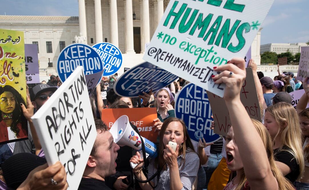 Manifestantes antiaborto gritan en una multitud de manifestantes proabortistas fuera de la Corte Suprema en Washington, DC. Foto: EFE