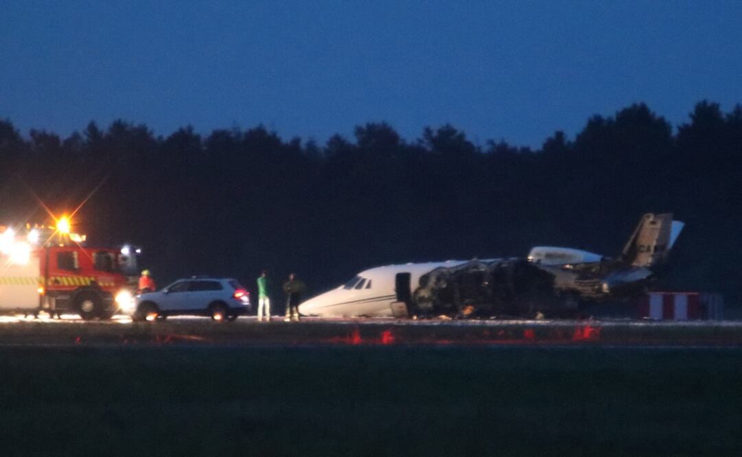 El avión hizo un aterrizaje de emergencia y se prendió en llamas Foto: AP 