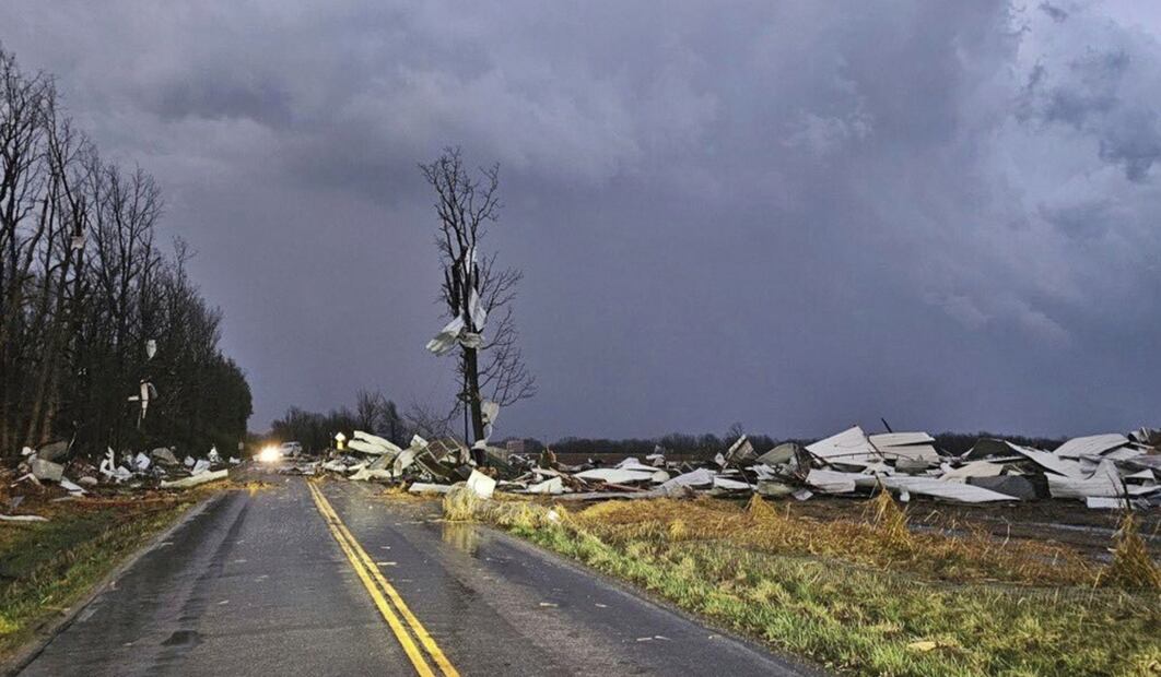 Escombros cubren la carretera tras el paso de una fuerte tormenta en el norte de Seymour, Missouri, el 14 de marzo de 2025. Foto: AP