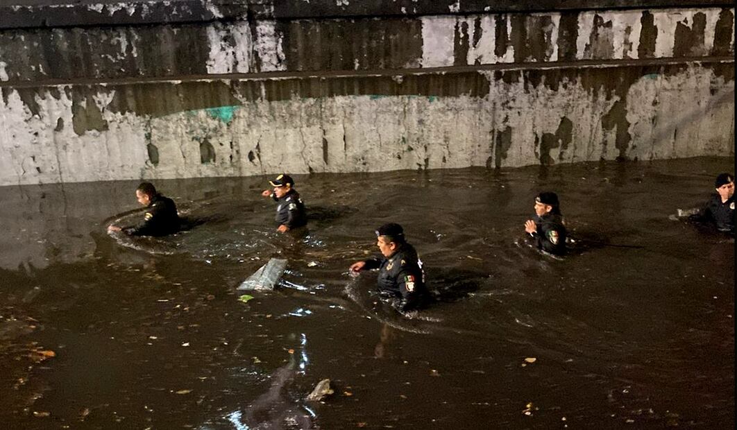 Policías de la CDMX laboran en el rescate de más de 20 vehículos que quedaron atrapados en el bajo puente de Viaducto Río de la Piedad al cruce con Francisco del Paso y Troncoso, tras las fuertes lluvias que se registraron, el 2 de junio de 2025. Foto: Valente Rosas/EL UNIVERSAL