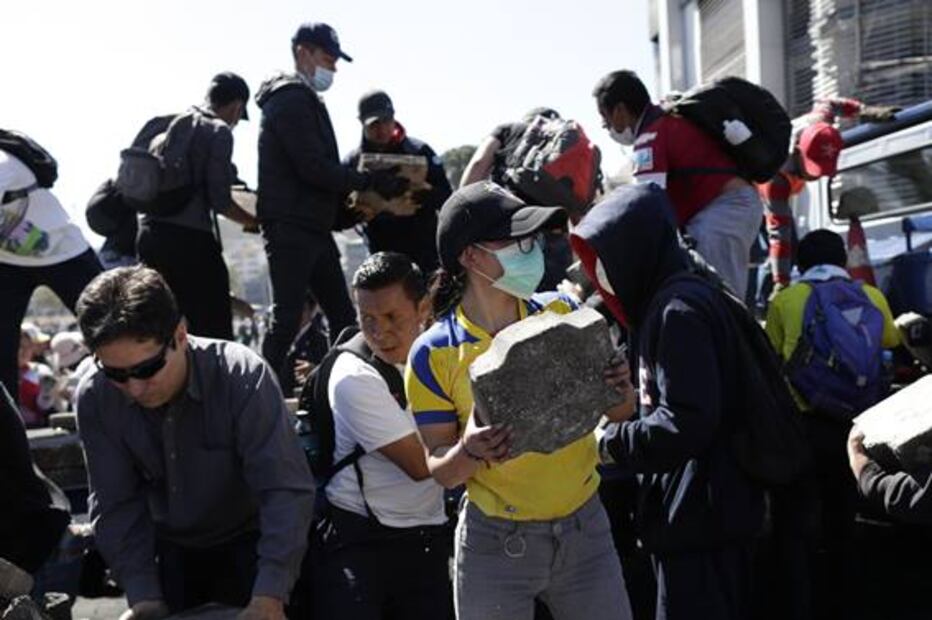 Ecuador busca reparar daños, tras 12 días de protestas... y ciudadanos limpian las calles 