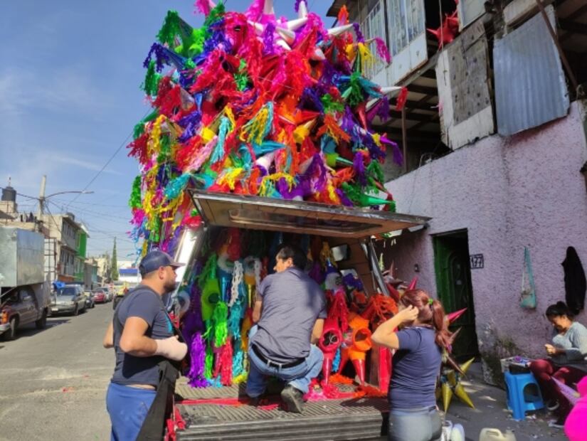 Conoce la calle de las piñatas en Neza