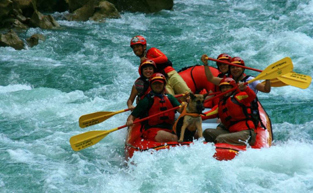 Rafting. Conquistando los rápidos del Río Tampaón, con todo y mascota. (Foto: Cortesía Huaxteca)