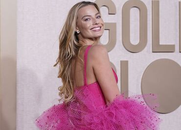 Margot Robbie da vida a "Barbie Superestrella" en los Globos de Oro 2024; esta es su historia