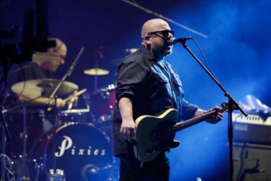 Entre cansancio y desmayos, Pixies cierra concierto en el Zócalo