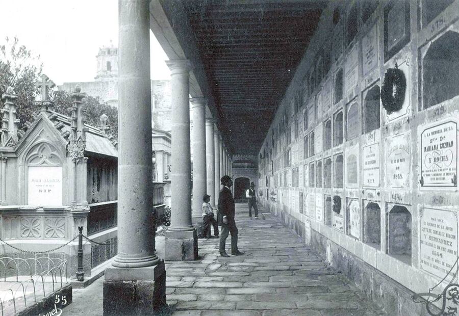 El interior del Panteón de San Fernando, ubicado junto al templo del mismo nombre en la colonia Guerrero, a finales del siglo XIX. Este cementerio fue clausurado tras el funeral de Benito Juárez en 1872, y más tarde se convirtió en un museo que alberga las tumbas de diversos personajes de la historia nacional. Imagen: A. Briquet, Southern Methodist University.