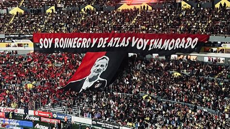 Diego Cocca regresa al estadio Jalisco y es recibido con un gran tifo 