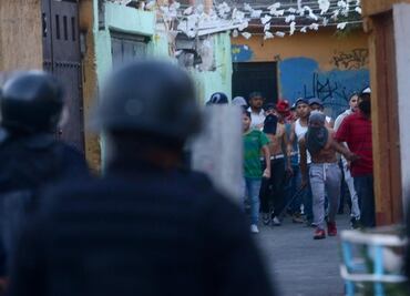 Video. Policías se enfrentan con mototaxistas en Taxqueña