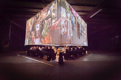 Monkey Town en la CDMX: cena y cine dentro de un cubo gigante