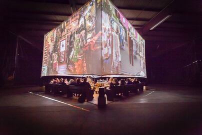 Monkey Town en la CDMX: cena y cine dentro de un cubo gigante