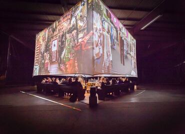 Monkey Town en la CDMX: cena y cine dentro de un cubo gigante