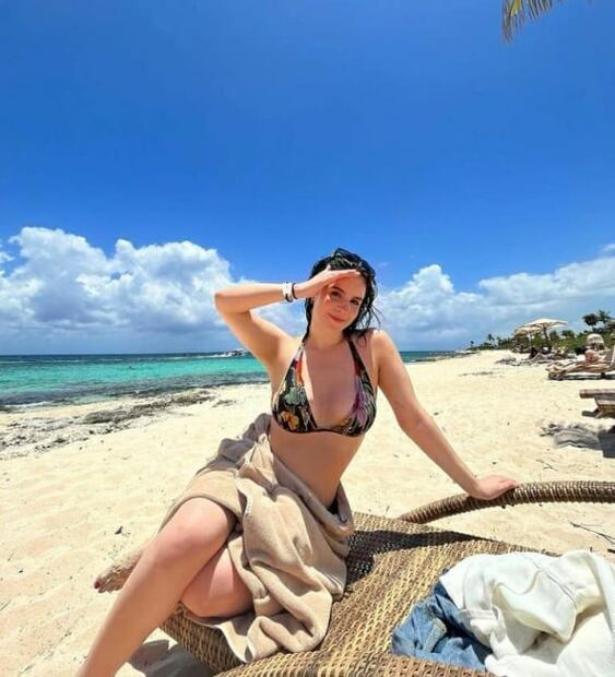 Hija de Biby Gaytán presume sus curvas en mini bikini color aqua