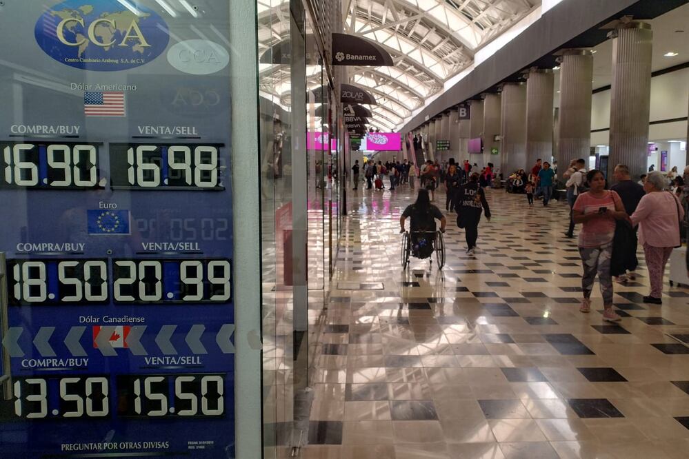 Este martes, la cotización del tipo de cambio en los mercados internacionales es de 16.88 pesos por dólar, un nivel que no se veía en casi ocho años. Foto: EL UNIVERSAL