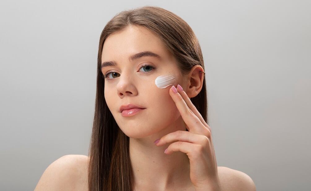 Una piel hidratada hace que el maquillaje se vea mejor. Foto: Freepik