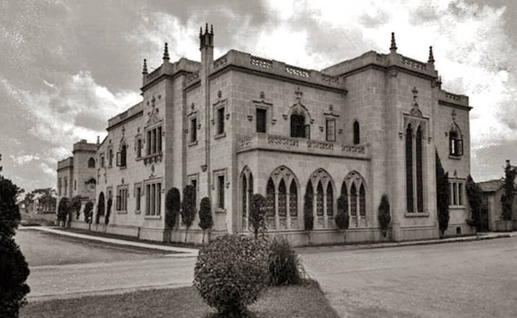 El mote de "Casa Austin" es una referencia a la difunta Eilleen Austin, quien encontró su muerte prematura en un viaje por Alemania. La imagen también muestra el paisaje de la hoy colonia Cuauhtémoc en 1936. Colección Rafael Fierro Gossman.
