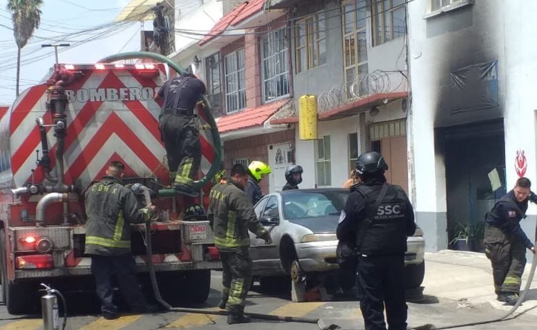 Llegaron al lugar bomberos, quienes apoyaron a los policías a controlar la situación. Foto: Especial
