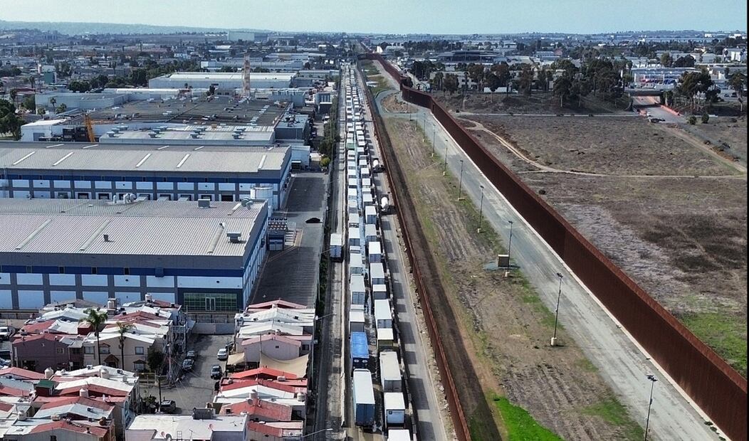 Vehículos de carga hacen una larga fila para cruzar una garita hacia EU, el pasado miércoles 5 de marzo de 2025 en la ciudad de Tijuana, México, tras la entrada en vigor de los aranceles del 25% impuestos por el presidente estadounidense, Donald Trump. Foto: EFE