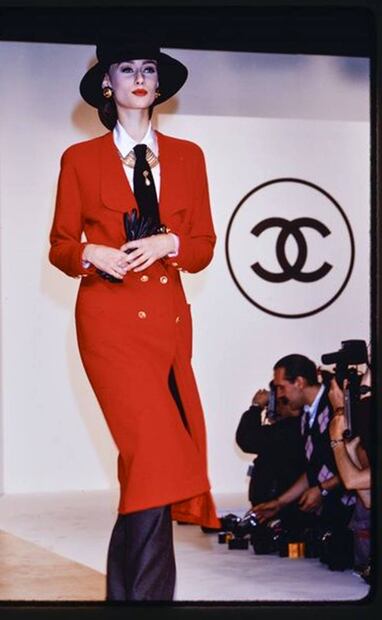 Además de la modernización de las colecciones, la llegada de Lagerfeld a Chanel trajo el distintivo logo que hasta la fecha abandera a la marca, como se ve en esta pasarela del 88. Pinterest.
