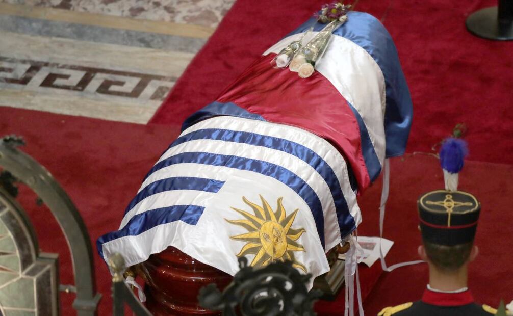 Fotografía del féretro de José Mujica, este miércoles en el Palacio Legislativo de Montevideo (Uruguay). El féretro de José Mujica arribó sobre las 13:15 hora local (16:15 GMT) al Palacio Legislativo de Montevideo, donde será velado en el Salón de los Pasos Perdidos por al menos 24 horas. Foto: EFE
