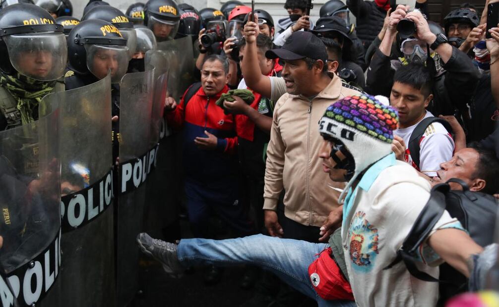 Manifestantes se enfrentan contra integrantes de la Policía Nacional del Perú este sábado, en la Plaza San Martín, en Lima. (21/09/25) Foto: EFE/Archivo