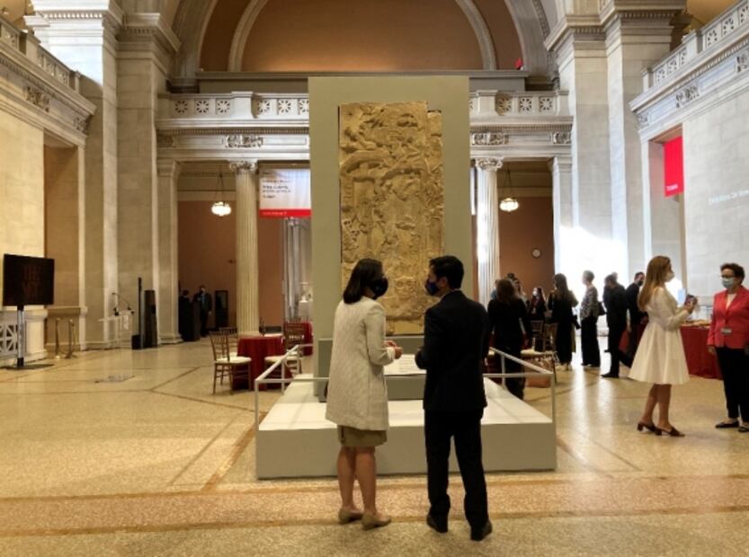 Dos reyes mayas son los nuevos custodios de la entrada del MET de NY