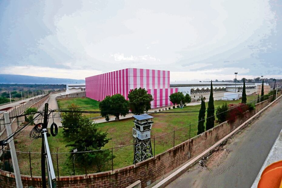 La megafarmacia no resolverá el desabasto de medicamentos porque es un proyecto “al vapor ” y carece de una estrategia para adquirir, conservar y distribuir los fármacos, indican.