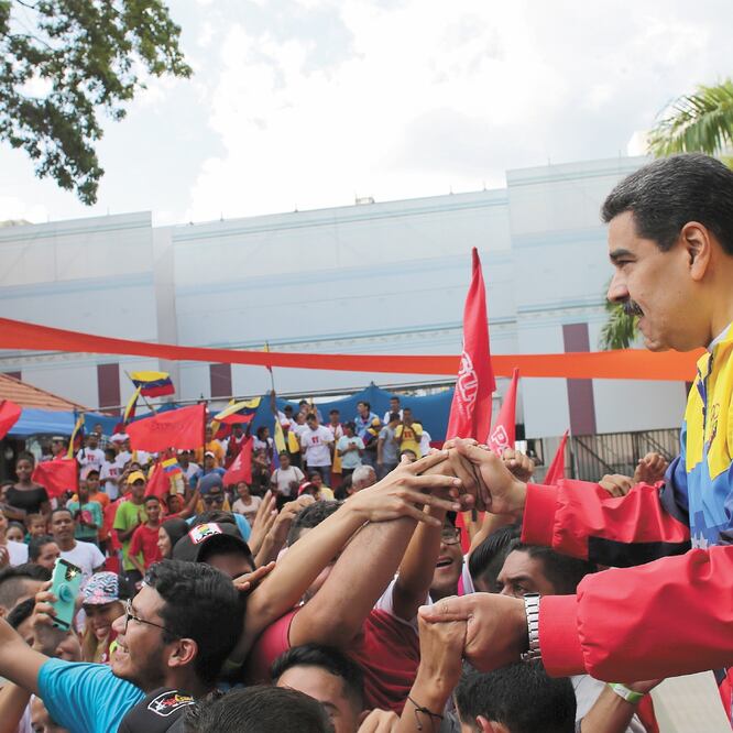 Respaldo. El presidente Nicolás Maduro, ayer durante una manifestación con sus seguidores en Caracas. Foto/REUTERS