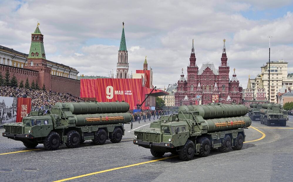Lanzadores del sistema de misiles antiaéreos ruso S-400 ruedan en la Plaza Roja de Moscú, el 9 de mayo de 2025, durante las celebraciones del 80 aniversario de la victoria sobre la Alemania nazi en la Segunda Guerra Mundial. Foto: AP