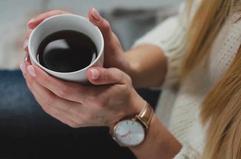 Algunas personas pueden experimentar malestares estomacales después de beber café en ayunas. Foto: Freepik.