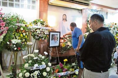 Llevan flores y manzanas al Profesor Jirafales